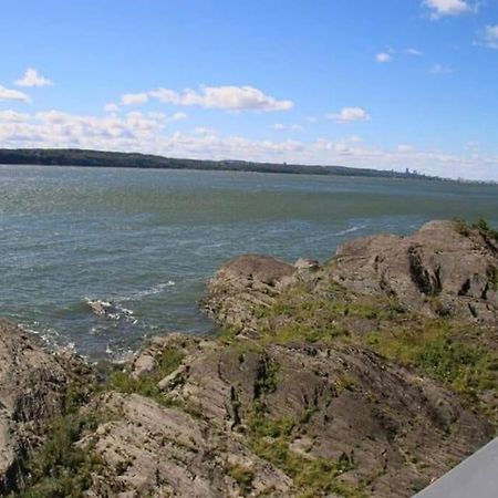 Om Chalet 2 Avec Spa Et Foyer Borde Du Fleuve St-Pierre-de-l'Île-d'Orléans Esterno foto