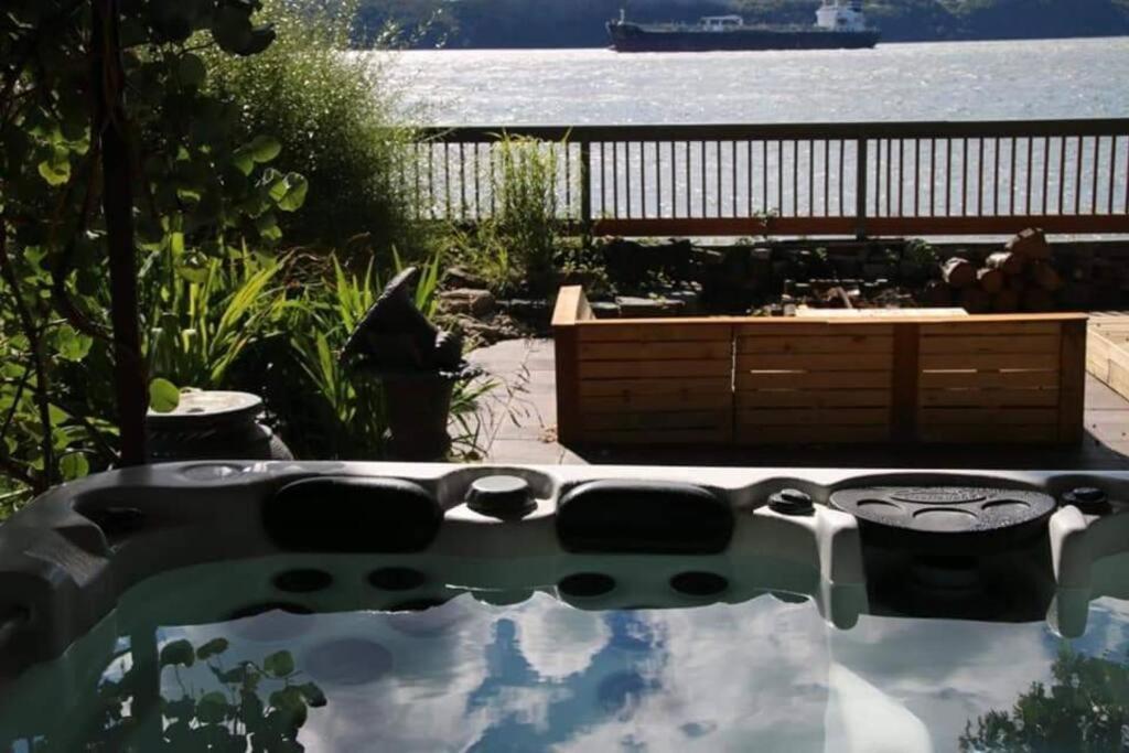 Om Chalet 2 Avec Spa Et Foyer Borde Du Fleuve St-Pierre-de-l'Île-d'Orléans Esterno foto