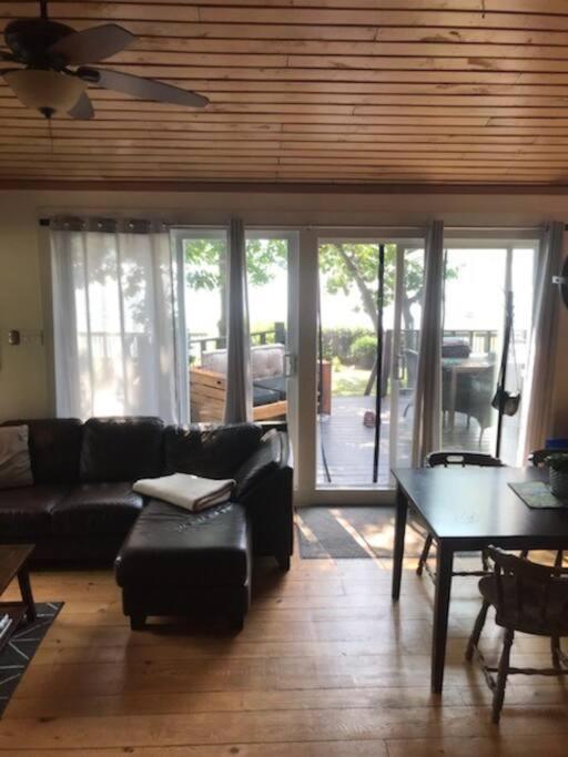 Om Chalet 2 Avec Spa Et Foyer Borde Du Fleuve St-Pierre-de-l'Île-d'Orléans Esterno foto