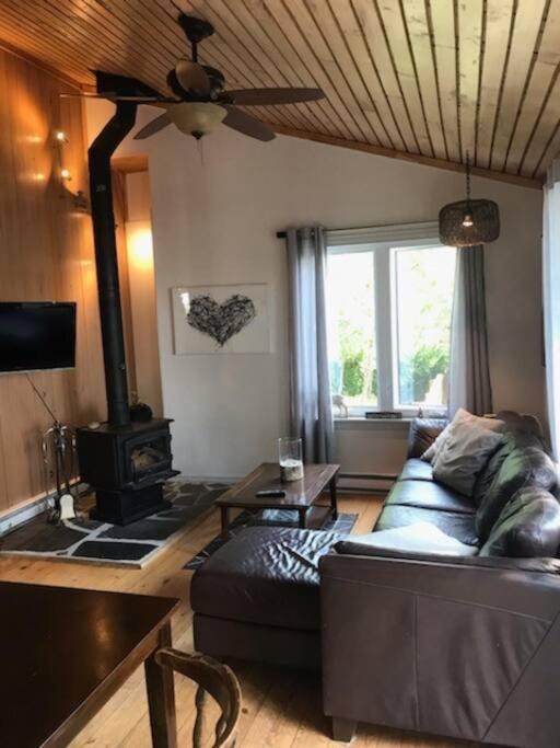 Om Chalet 2 Avec Spa Et Foyer Borde Du Fleuve St-Pierre-de-l'Île-d'Orléans Esterno foto